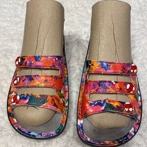 womens Algeria casual leather slip on sandals size 6-6.5. (36).  EUC